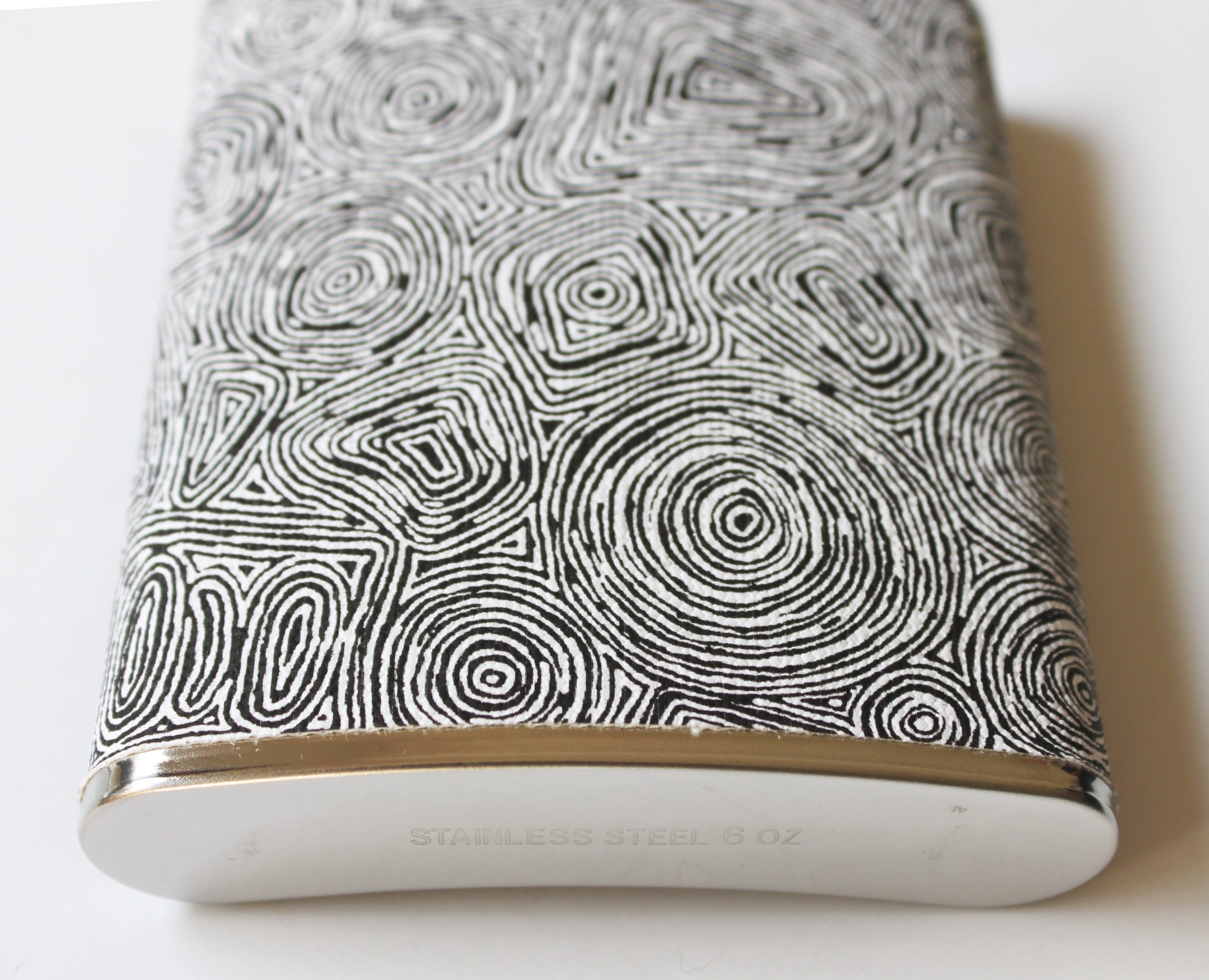 HIP FLASK IN GIFT BOX - ABORIGINAL  ART - STAINLESS STEEL - FELICITY ROBERTSON, B&W - AUSTRALIA, INDIGENOUS, SOUVENIR, GIFT